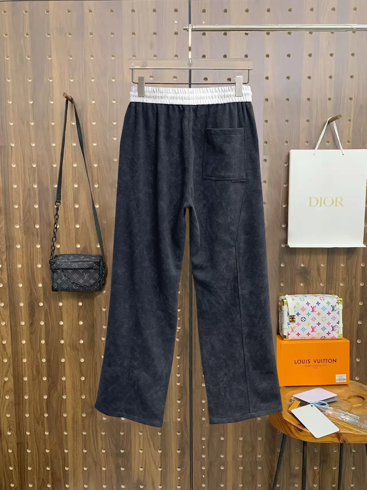 Balenciaga 🆕2026 Autumn and Winter New Arrival Casual Pants! The official website will be released simultaneously. Brand Classic LOGO casual pants, customized fabrics, excellent comfort and strong touch. Highly recognisable, perfect appearance and craftsmanship. Size:M-3XL
